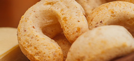 Conheça a história da chipa, sua relação com a cultura guarani e as diferenças para o pão de queijo. Descubra também a chipa de calabresa Queijo Mais.”