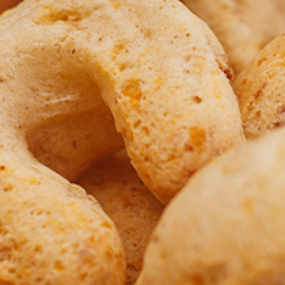 Conheça a história da chipa, sua relação com a cultura guarani e as diferenças para o pão de queijo. Descubra também a chipa de calabresa Queijo Mais.”